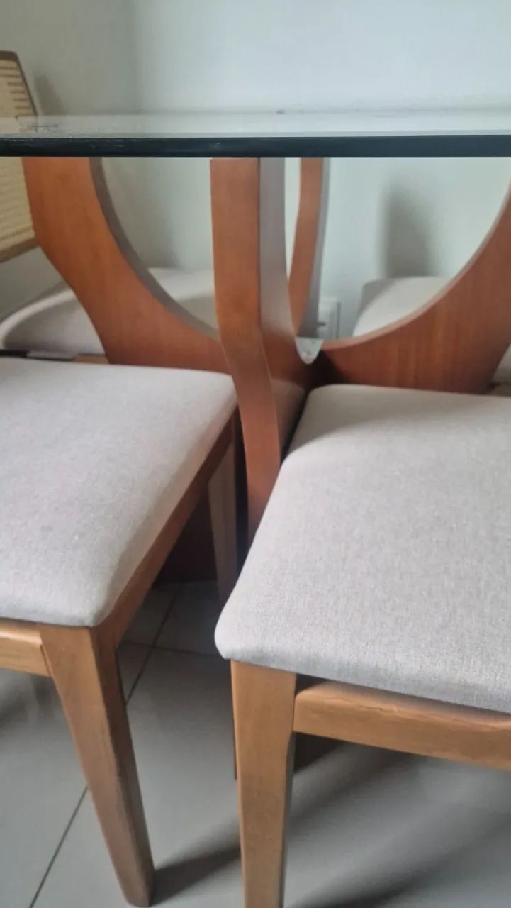 Mesa de jantar quadrada em vidro e madeira