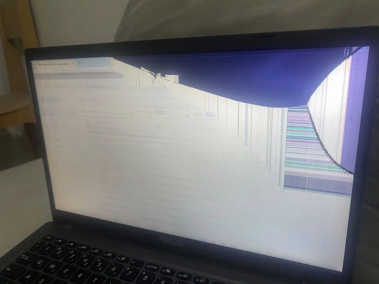 Notebook ASUS - Tela trincada - Foto 4