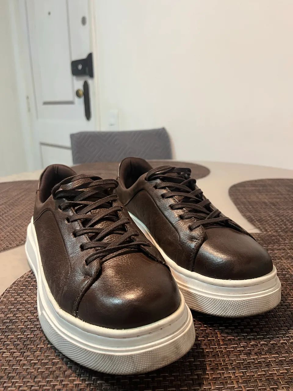 Tênis casual de couro 