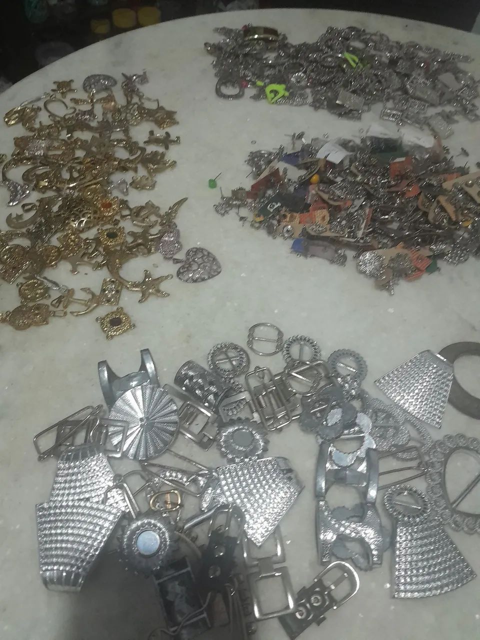 Peças de bijuterias pingentes dourado e prateado - Foto 4