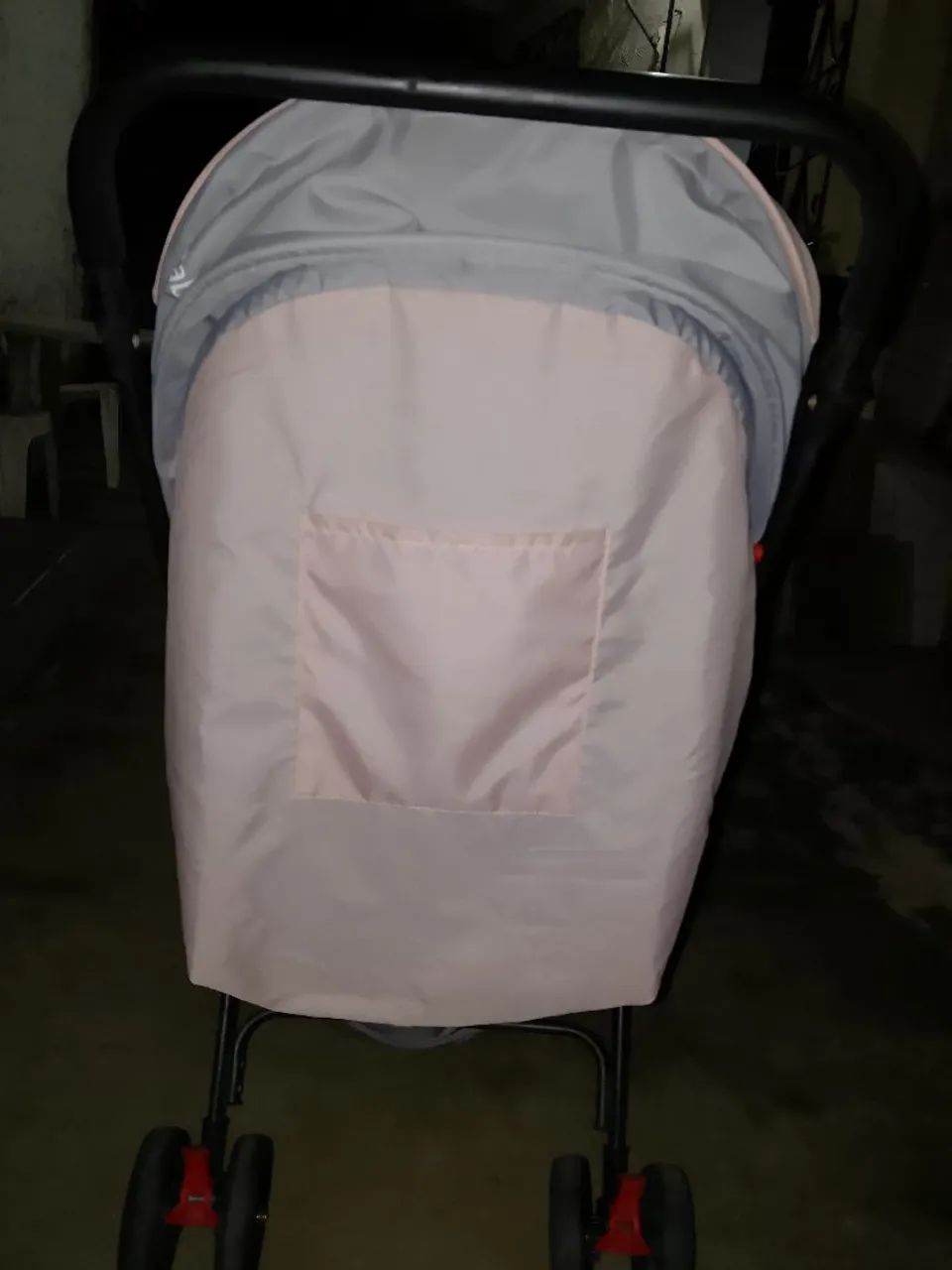 Carrinho de bebê rosa e cinza  - Foto 5