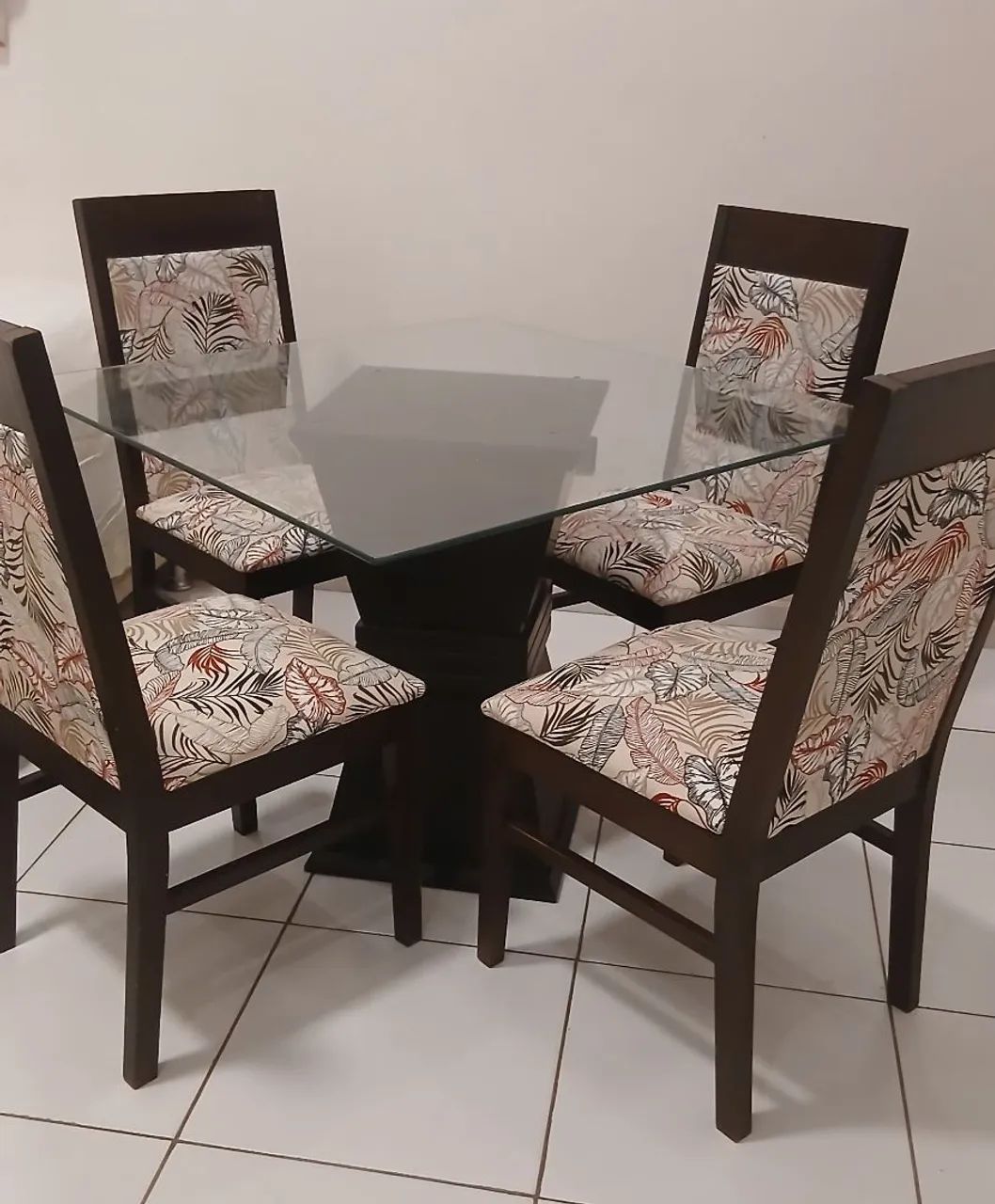 Mesa de Madeira com 4 Cadeiras  - Foto 2