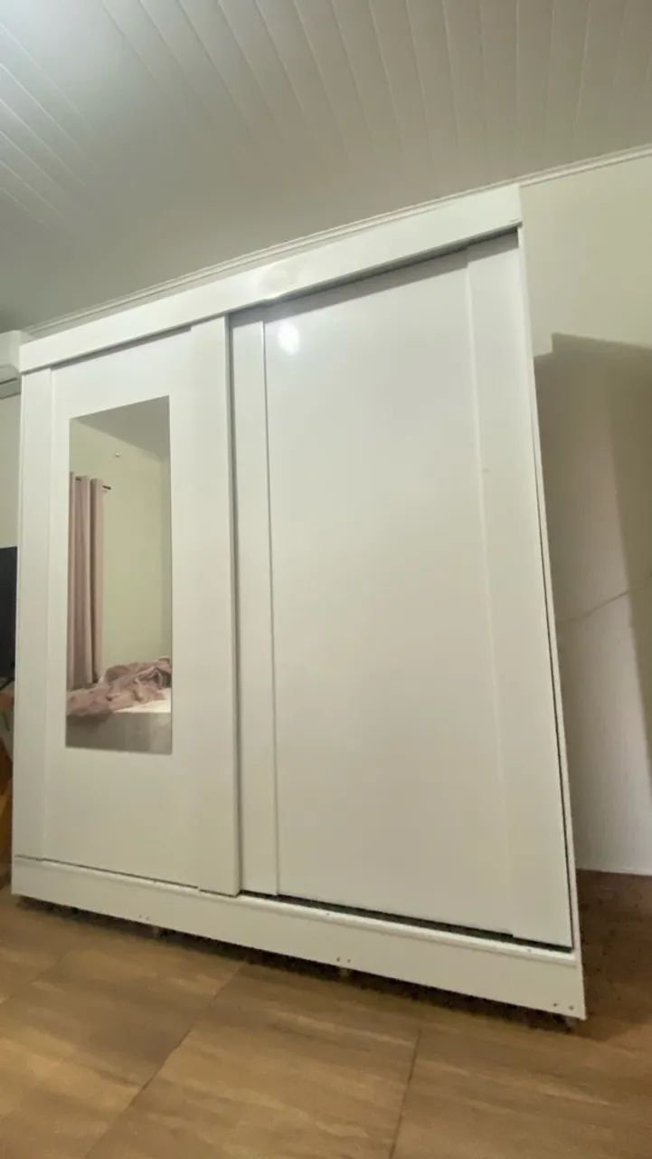 Guarda roupa com espelho e rodinhas nos pés  - Foto 2