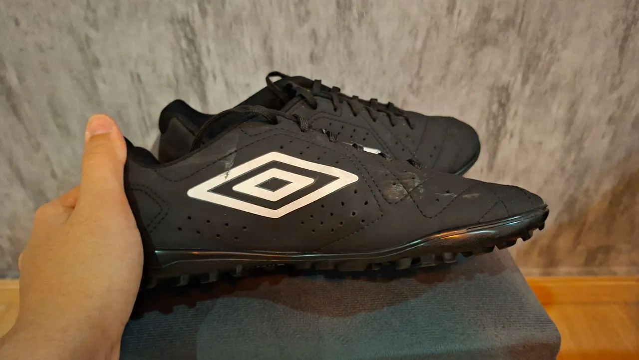 Chuteira umbro neo striker li Society pr - Foto 4