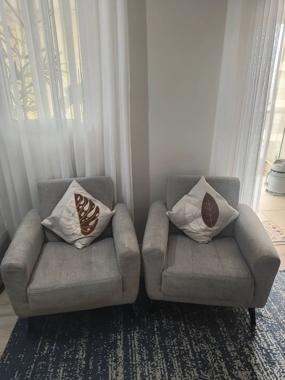 Vendo duas poltronas muito confortável 