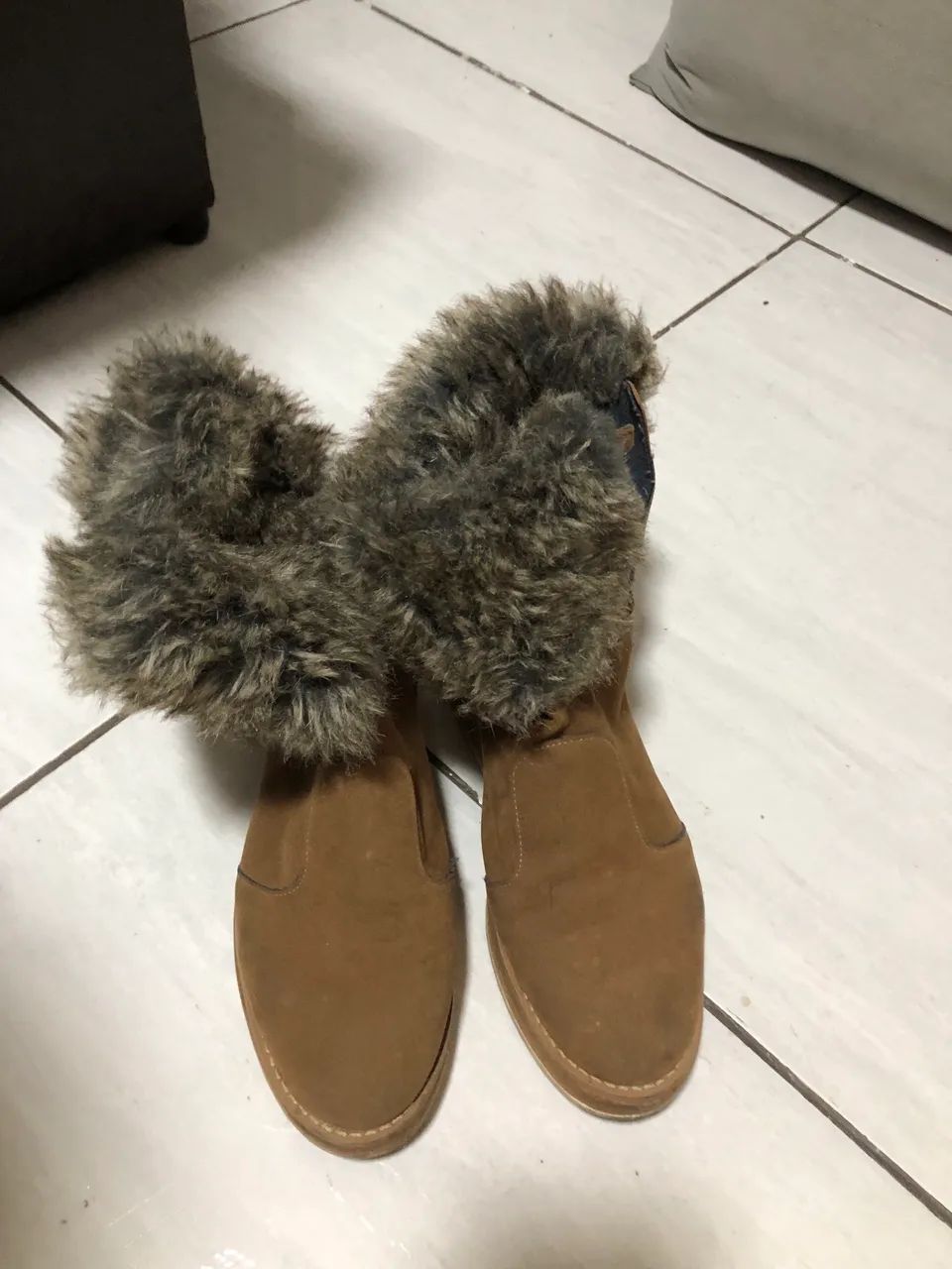 Bota feminina com pelinhos  - Foto 2