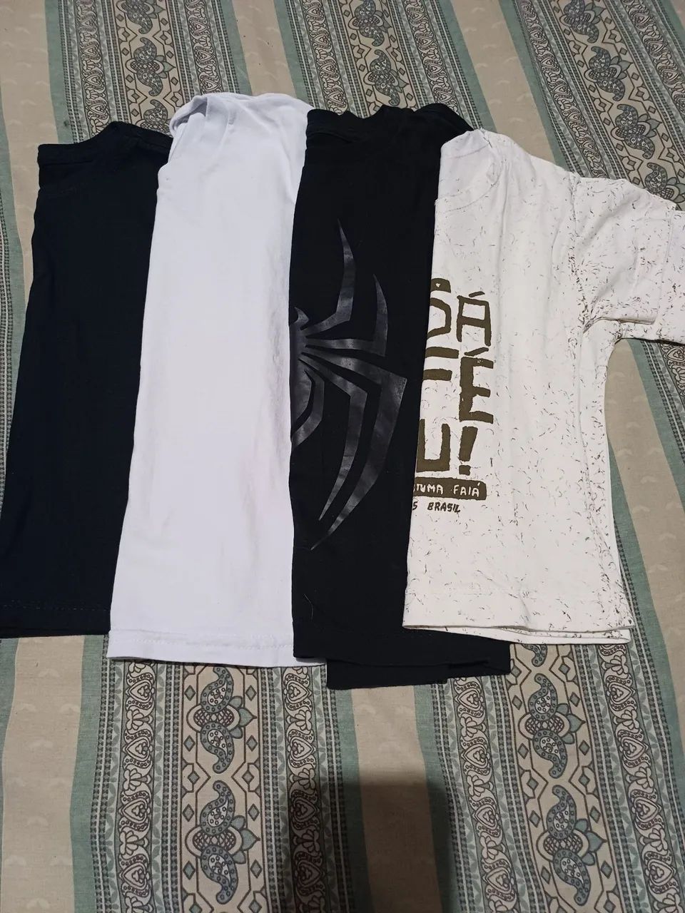 Kit de camisetas infantis.