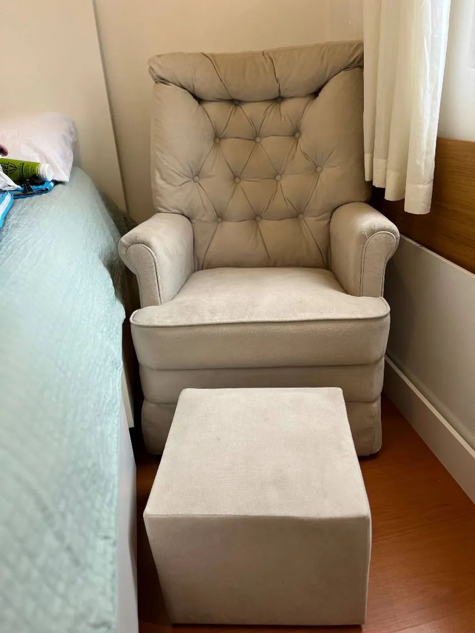Poltrona de Amamentação Berger com Puff - Suede Bege - Excelente Estado - Foto 3