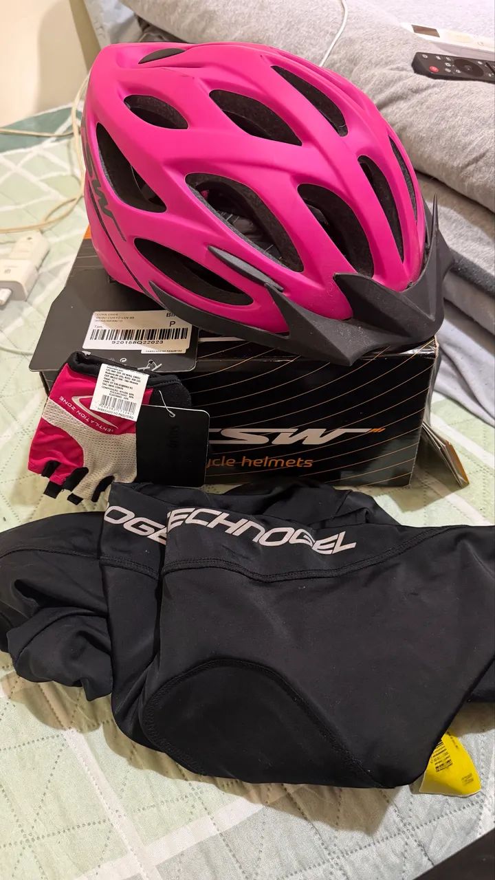 Capacete, luva e calça ciclista