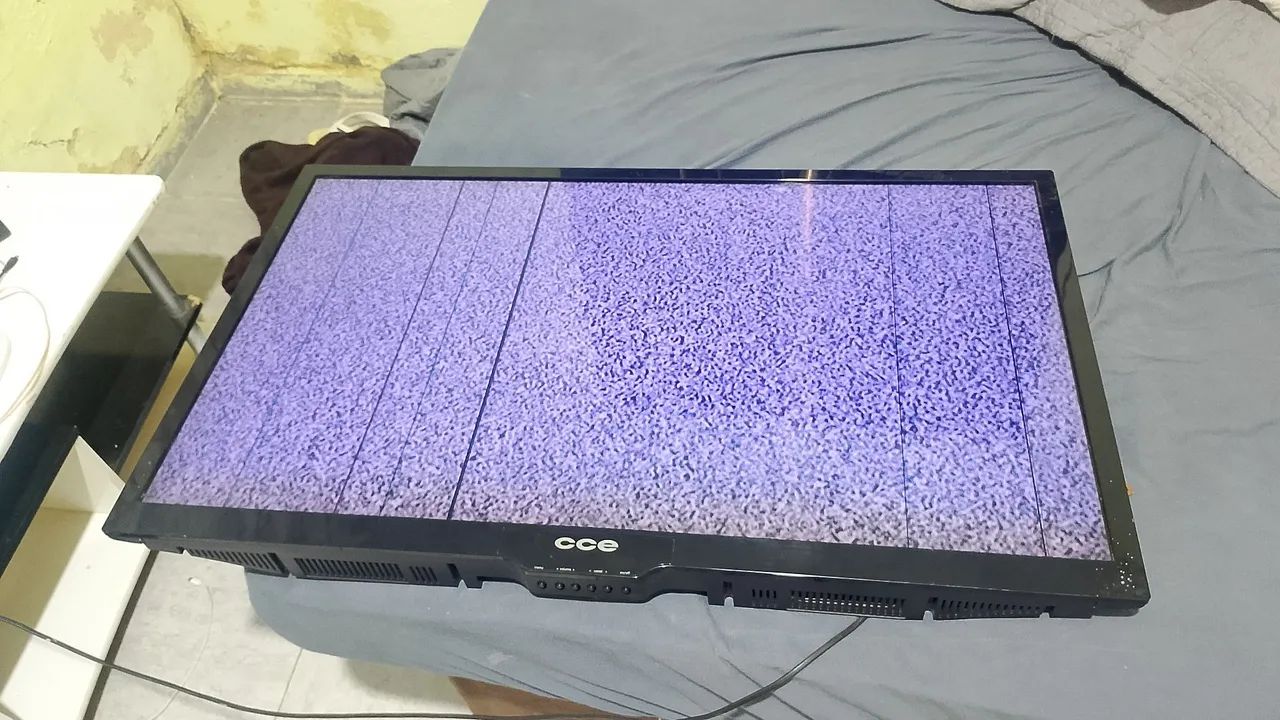 Vendo TV LCD 42 polegadas CCE - Foto 2