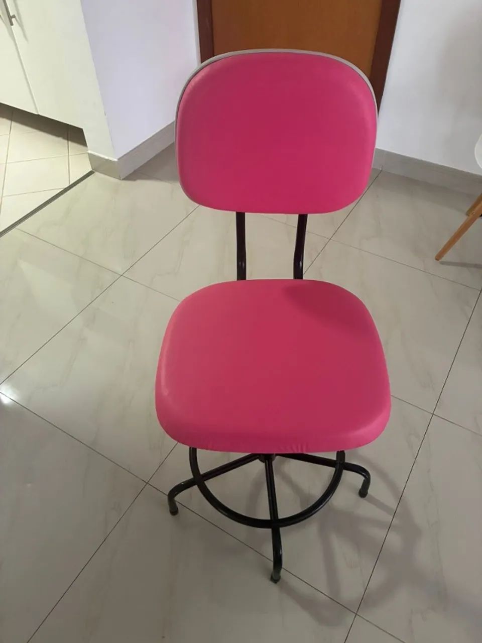 Cadeira giratória estofada rosa - base de ferro - sem rodinhas