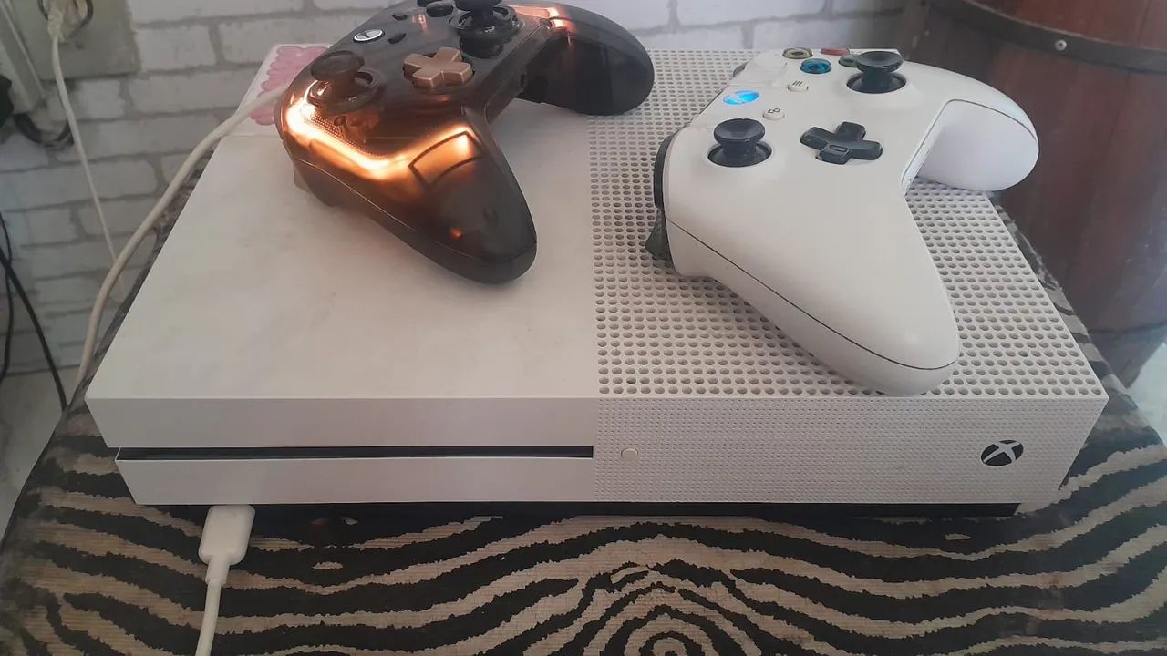VENDO XBOX ONE S OU TROCO EM IPHONE  - Foto 3