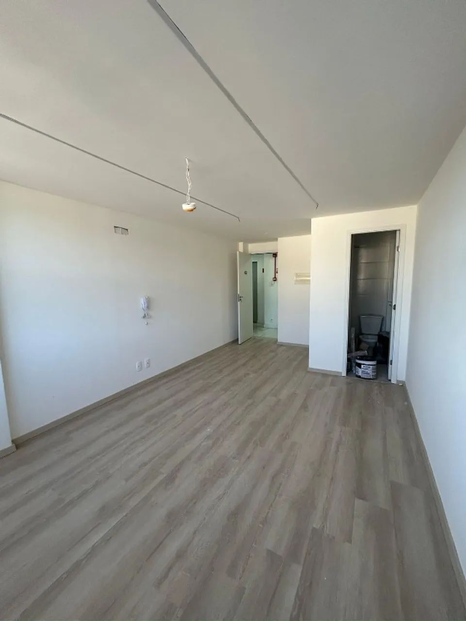 Vendo Sala Comercial com Garagem no Vertical Villa, 22m² com banheiro