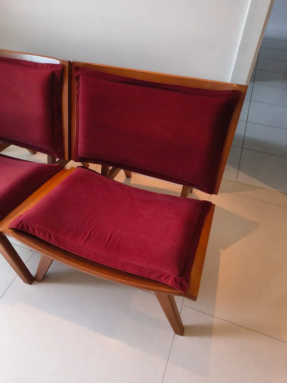 Par de Poltronas em Madeira Maciça | Design Sofisticado - Foto 2