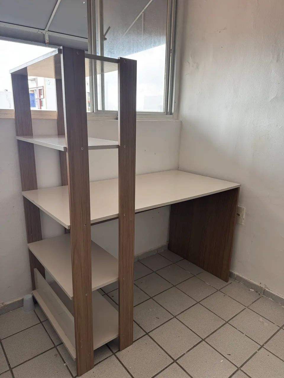 VENDE-SE ESCRIVANINHA SEMI-NOVA