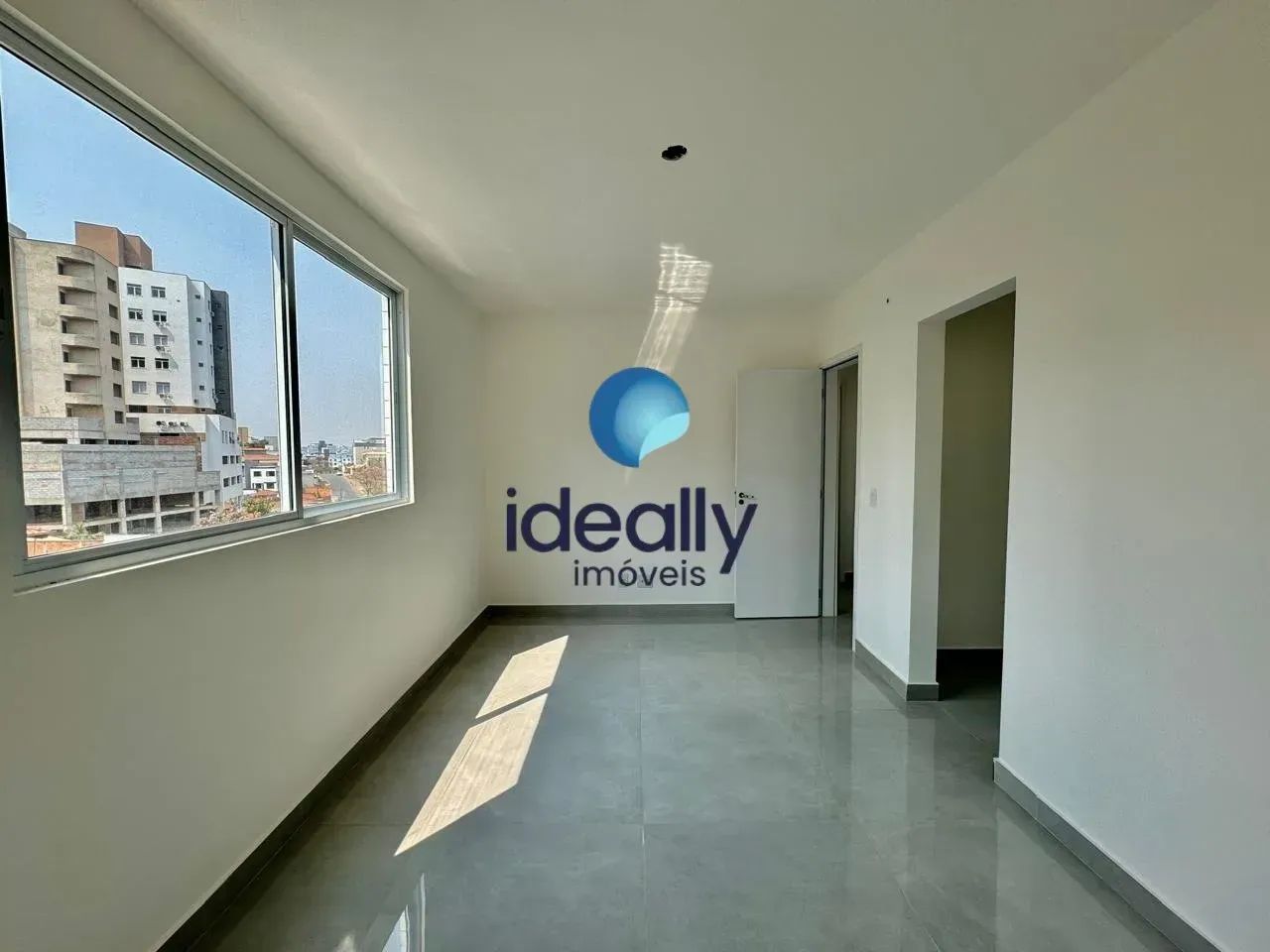 Apartamento com 3 quartos e closet no Cabral, elevador e 2 vagas.
