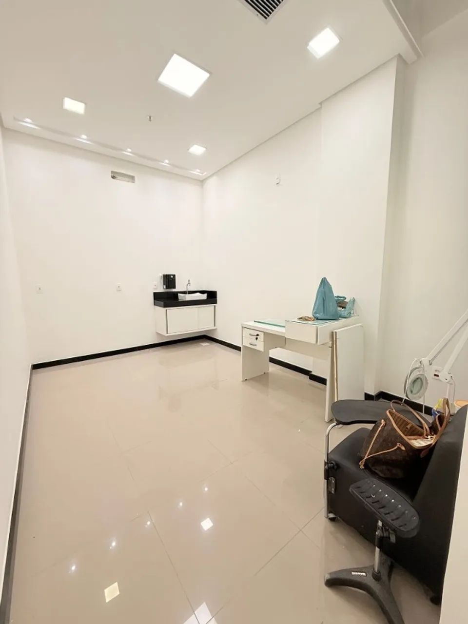 VENDO SALA COMERCIAL NO CENTRO MACAÉ TEL= * FALAR DIREITO COM A PROPRIETÁRIA  - Foto 2