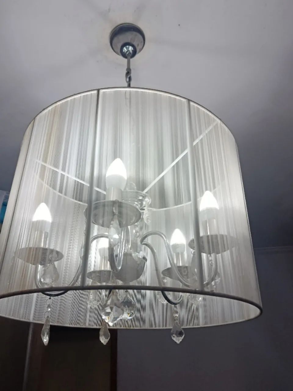 Lustre com lâmpadas vela