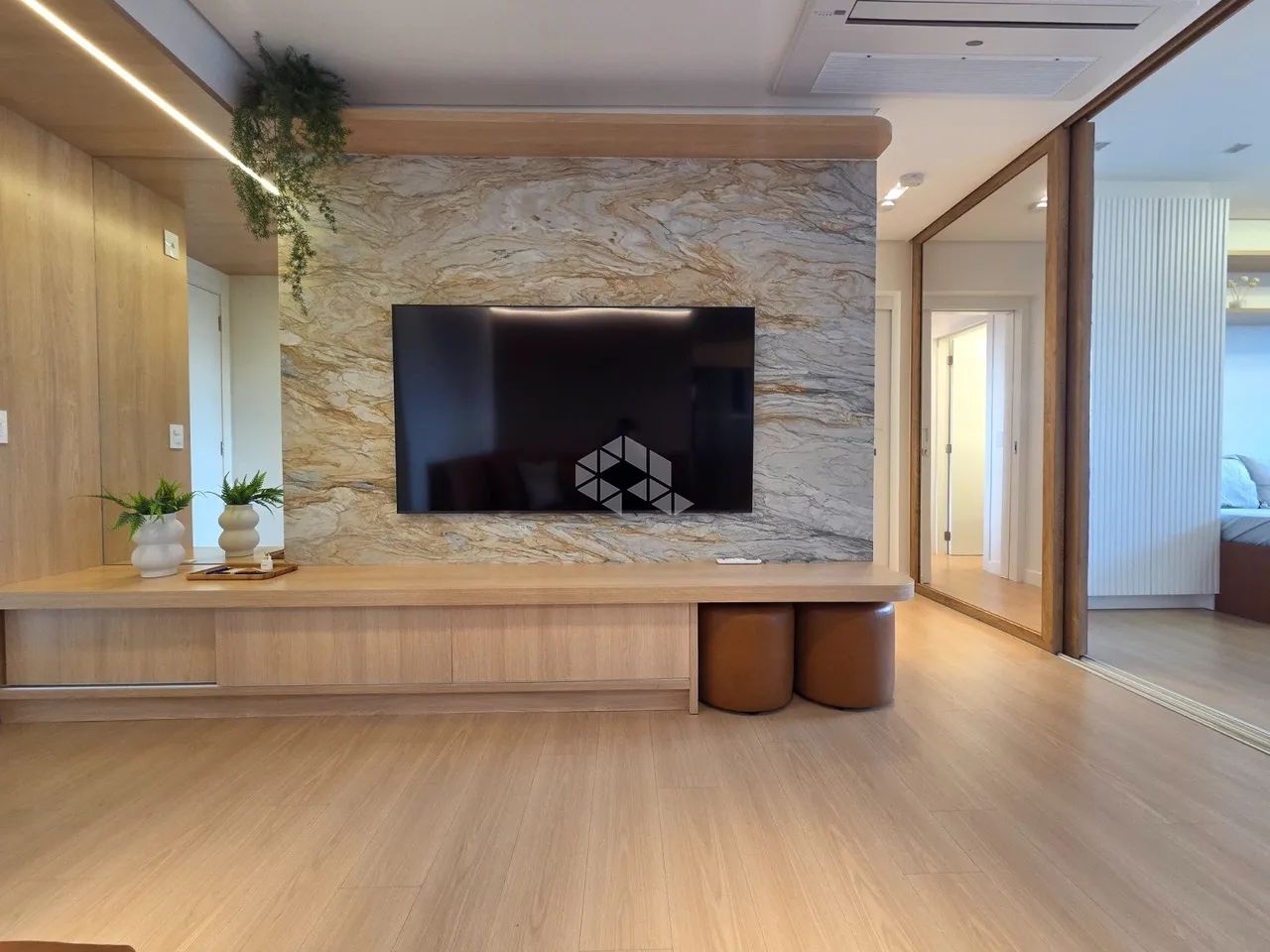 APARTAMENTO SEMIMOBILIADO COM 2 QUARTOS SENDO 1 SUÍTE E 2 VAGAS NO CENTRO - Foto 3