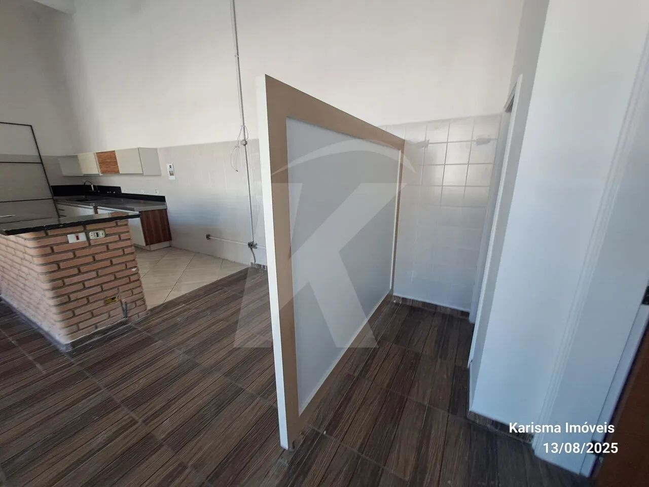 Salão comercial medindo 115 m² com 2 banheiros e vagas de garagem - Foto 5