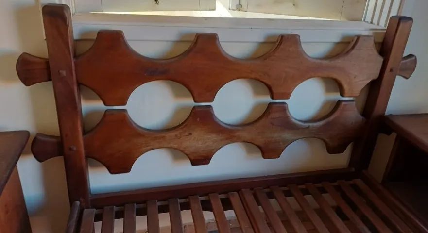 Cama em madeira com 02 mesas de cabeceira - Foto 2