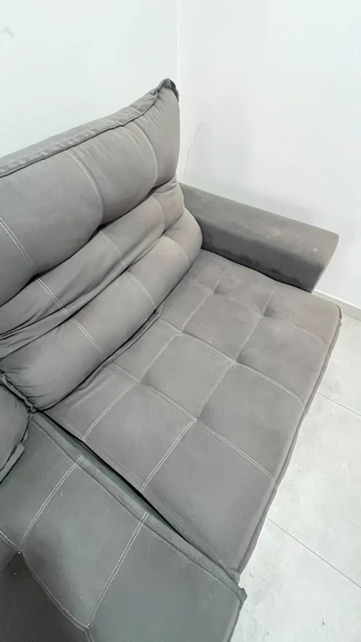 Sofá Retrátil Cinza Escuro 2,30m em Ótimo Estado - Foto 2