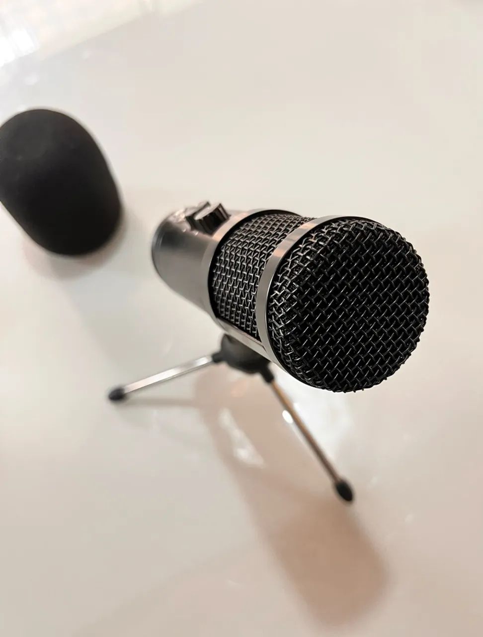 Microfone com abafador de ruído e modificador de Voz