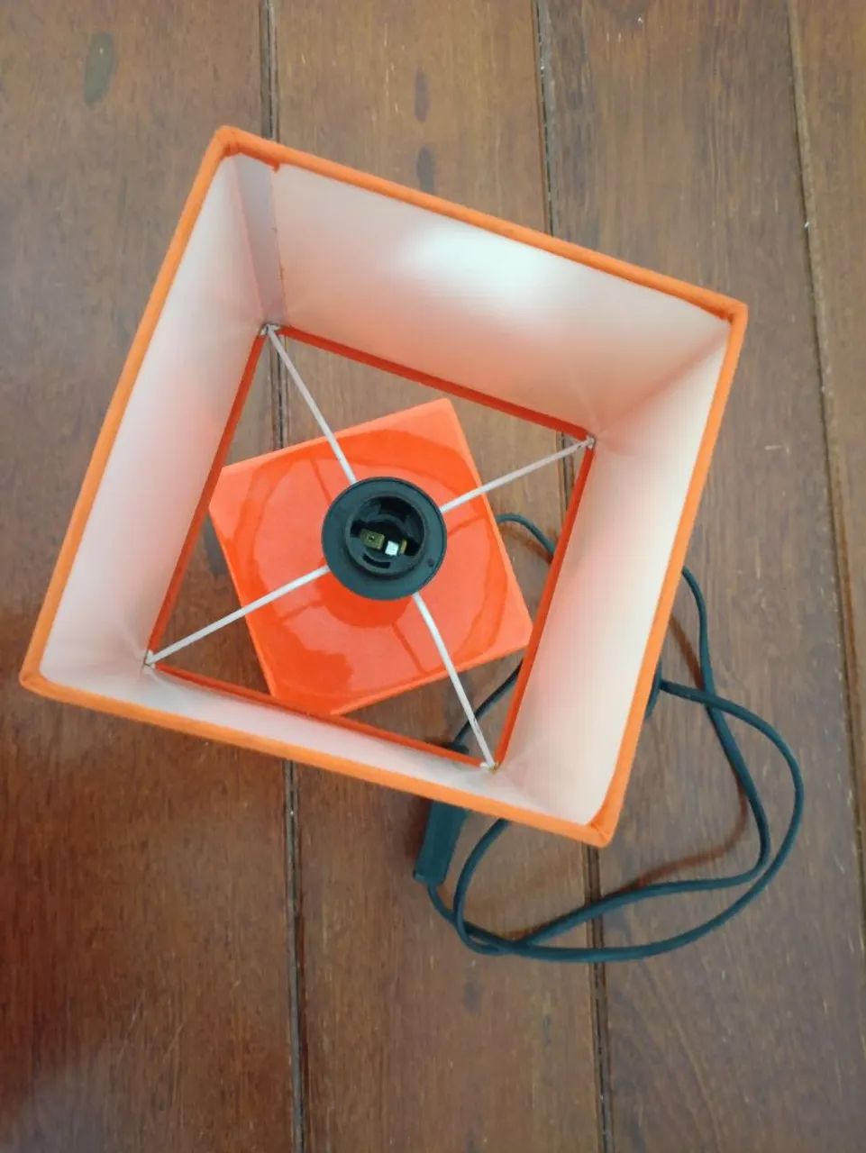 Abajur com desing de cubo laranja  - Foto 3