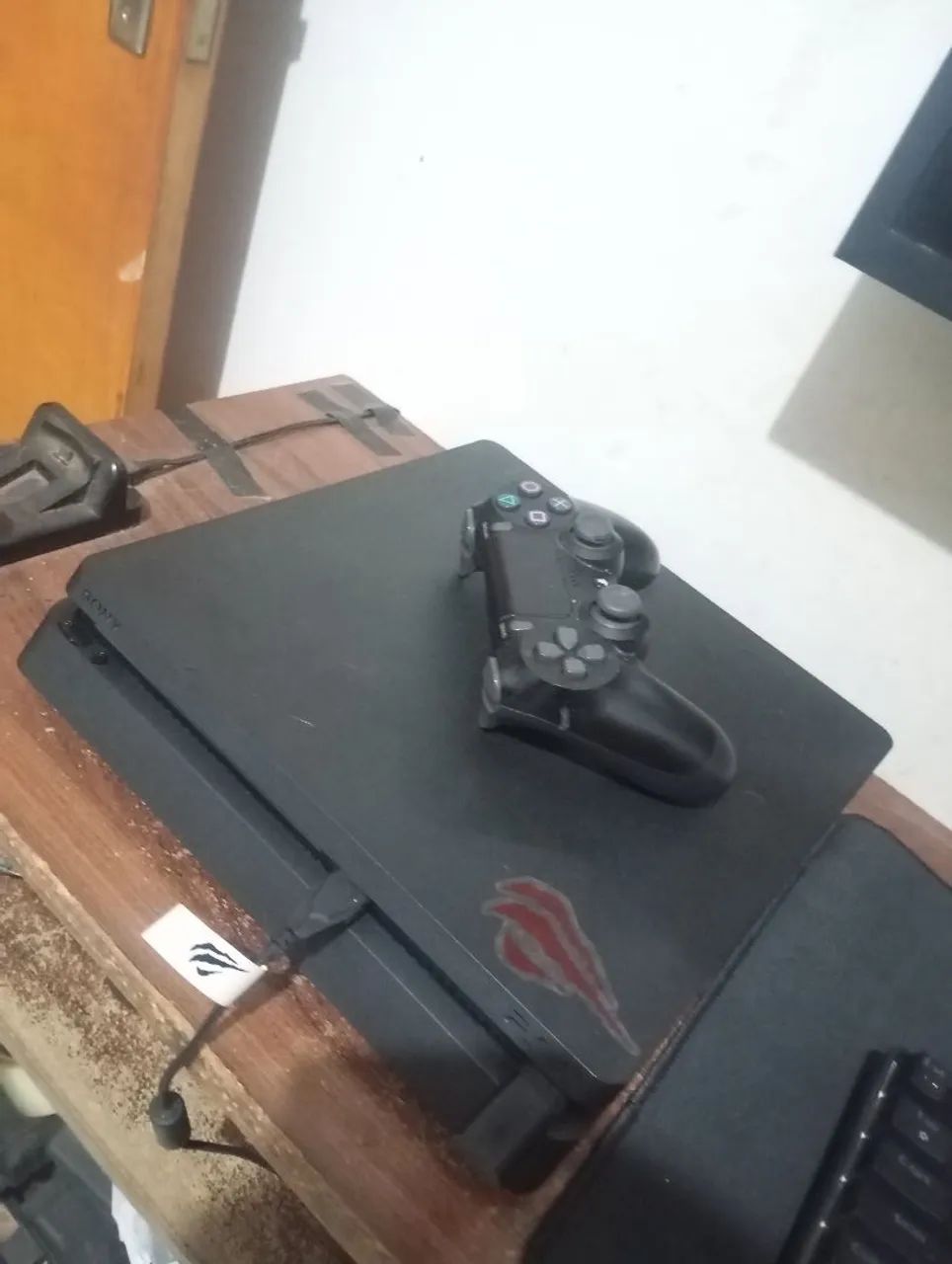 Vendo ps4 slim 1TB zero com pasta térmica trocada tudo limpo só ligar e jogar 