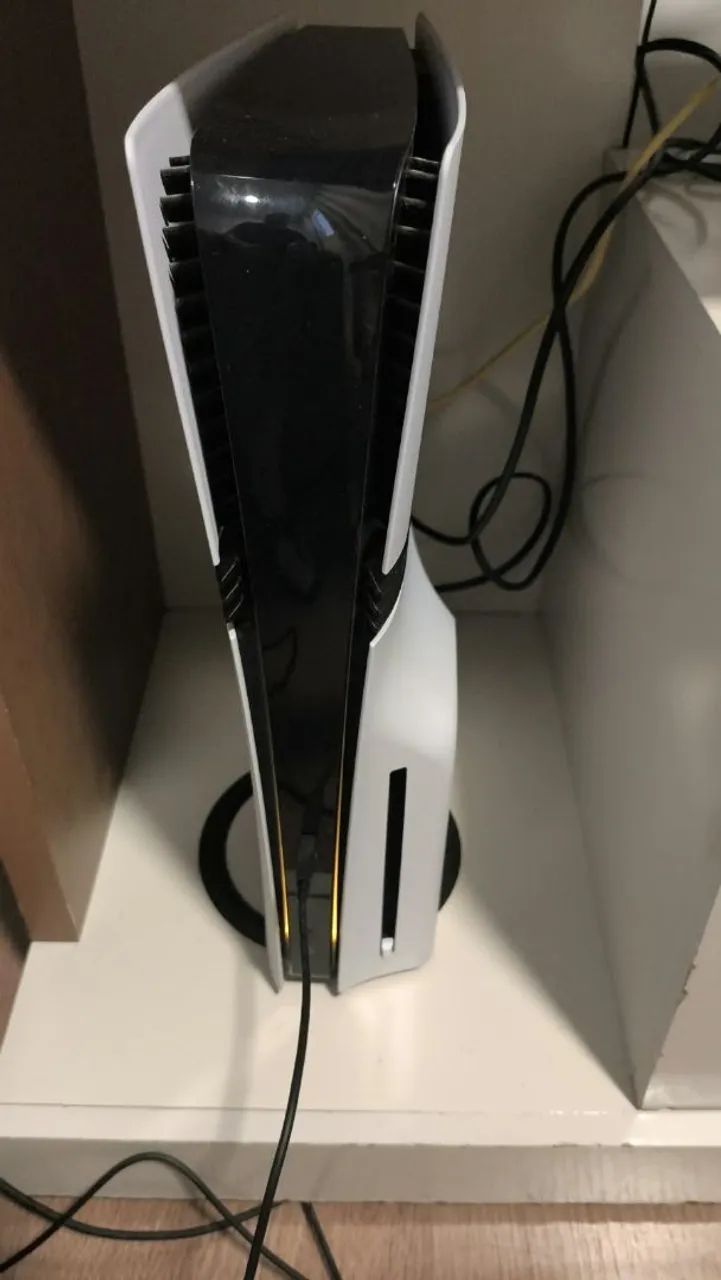 Ps5 pro com leitor e controle com upgrade de bateria.