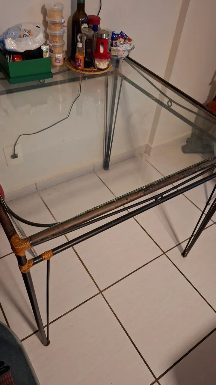 Mesa de vidro com 4 cadeiras em ferro e palha - Foto 3