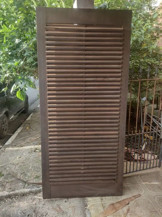 Porta de madeira estilo veneziana