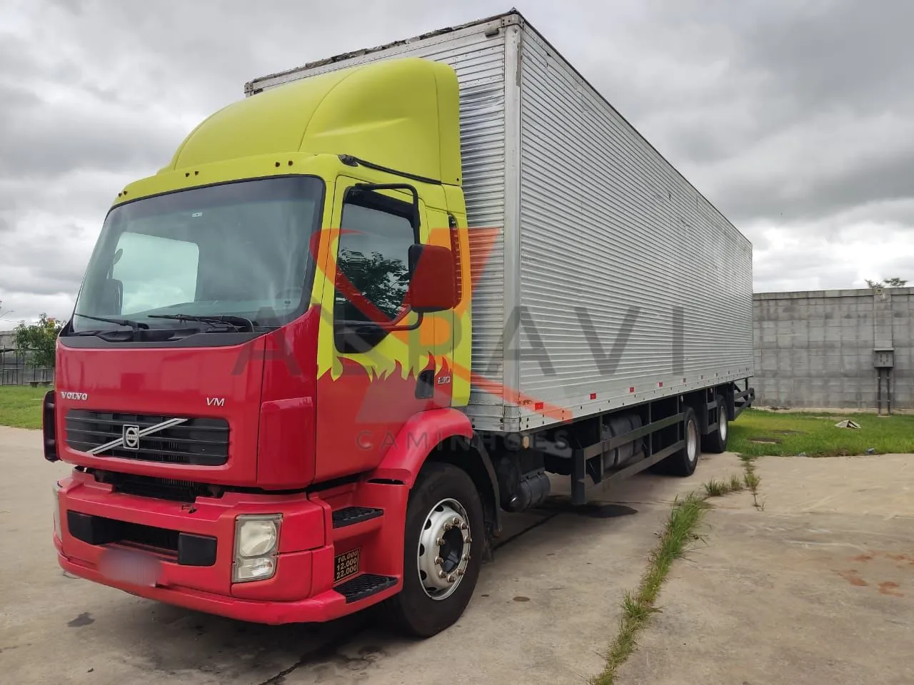 Volvo VM 23 210 6x2 Ano 2011 com Bau 12m