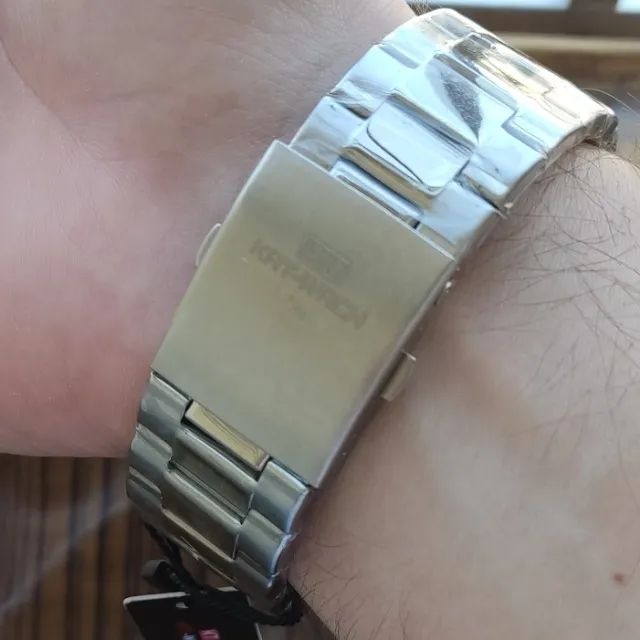 Relógio Prateado Fundo Branco Kat Wach - Foto 2