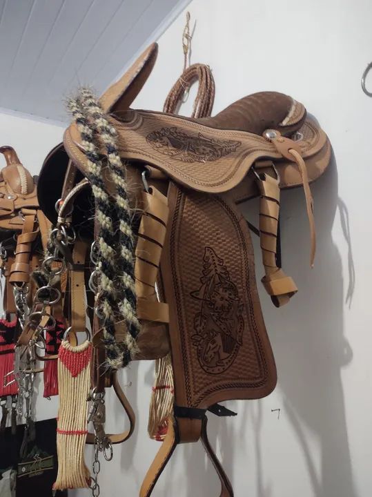  Jogo de Sela de Couro Legítima com peitoral em inox e duas cabeçada 5.000 pra vender rapi - Foto 2