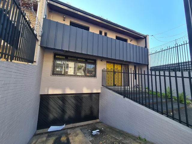 Casa comercial triplex à venda no Ecoville.