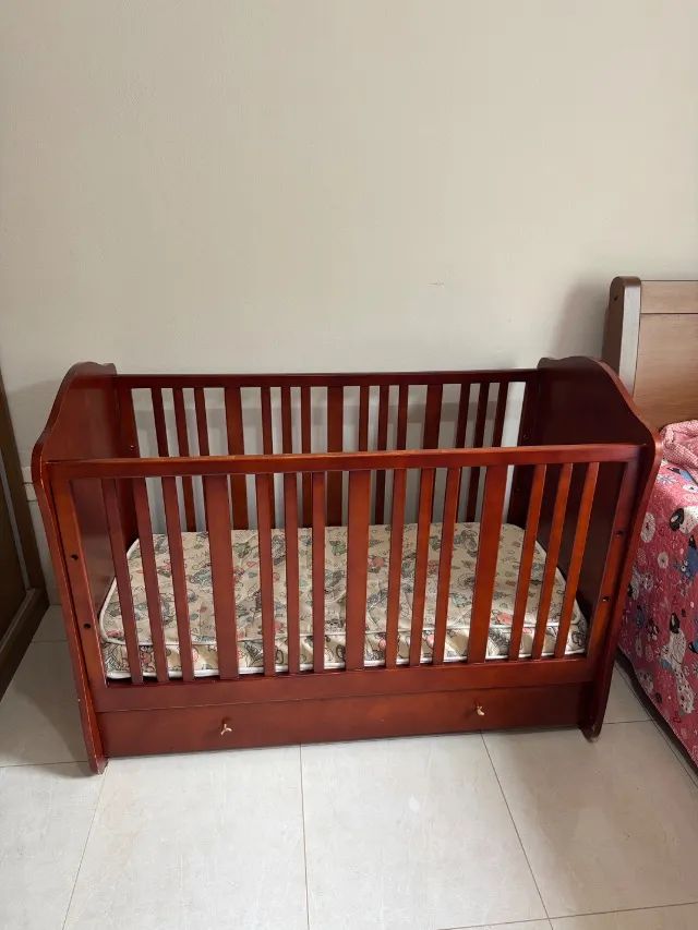 Berço de madeira e colchão  - Foto 2
