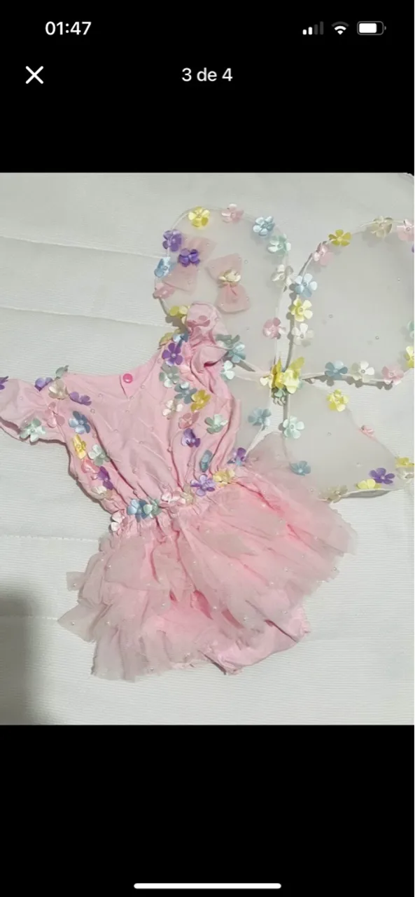 Fantasia de fada com asas e flores