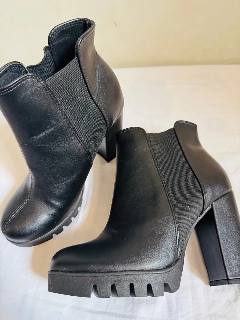 Botas Femininas Chelsea com Salto Alto e Sola Tratorada