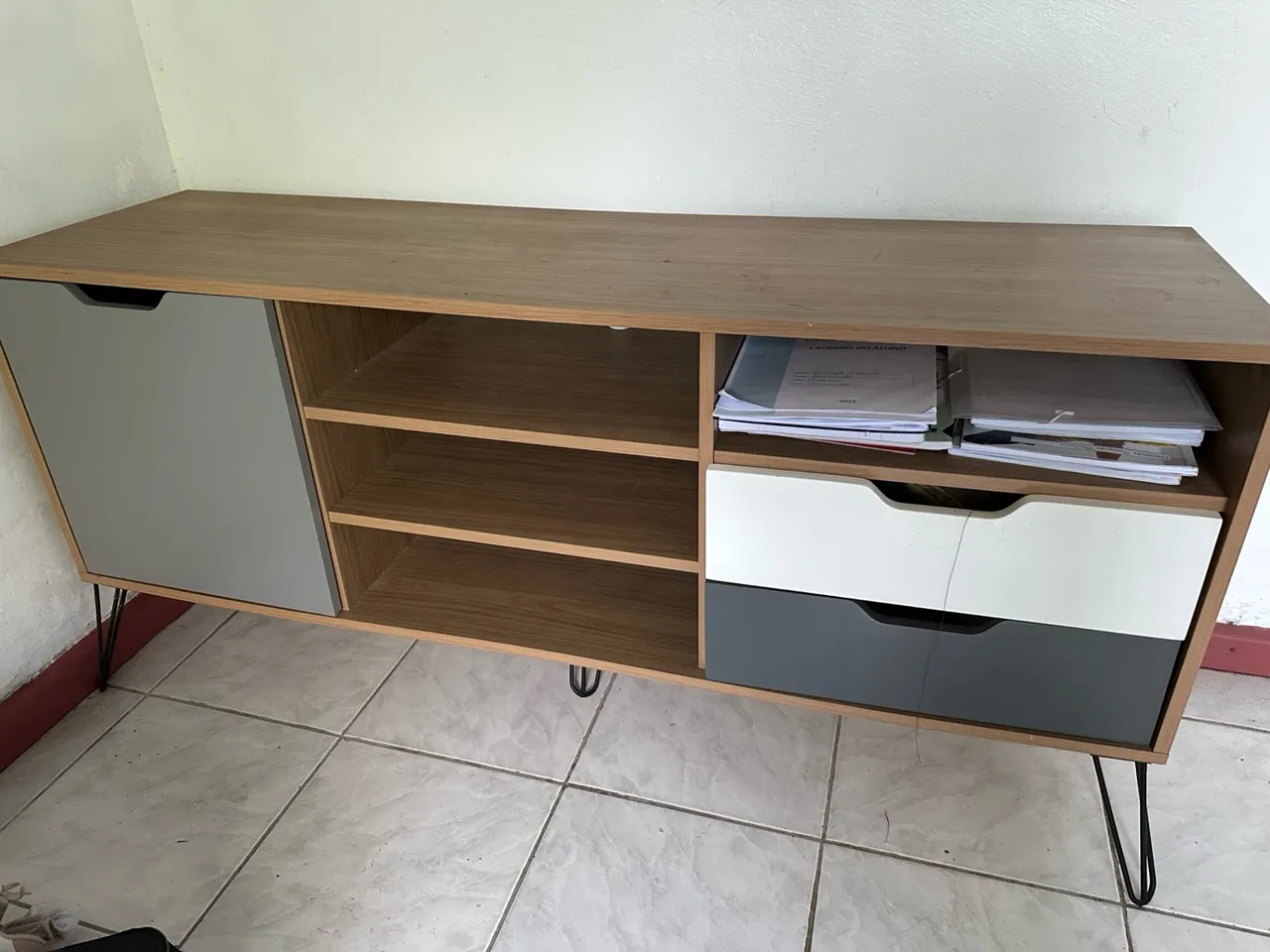 Rack moderno com gavetas e prateleiras