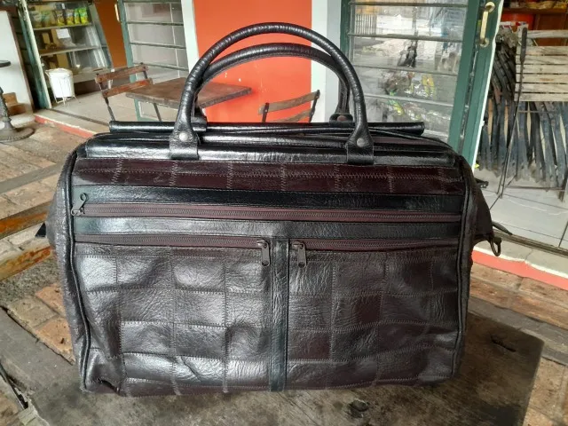 Bolsão de viagem, em couro natural de fabricação gaúcha.
