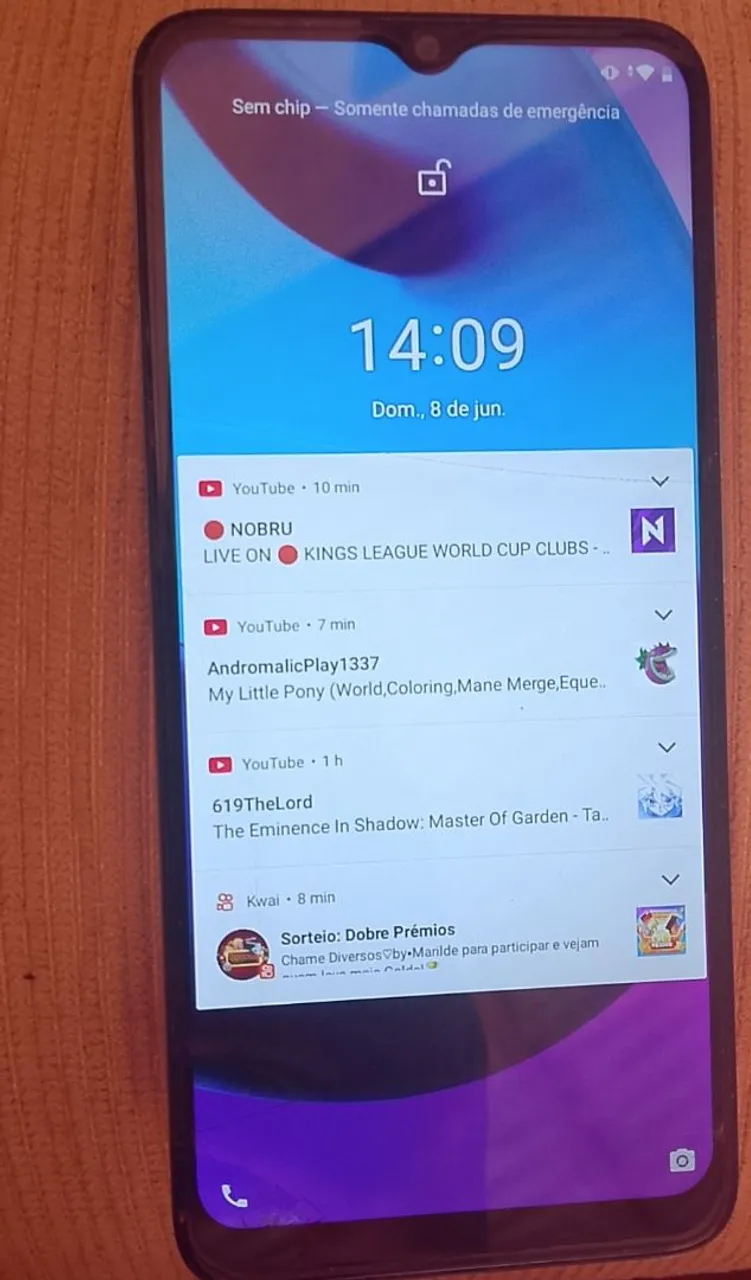 Vendo esse celular Motorola pouco trincado funcionando perfeitamente ,
