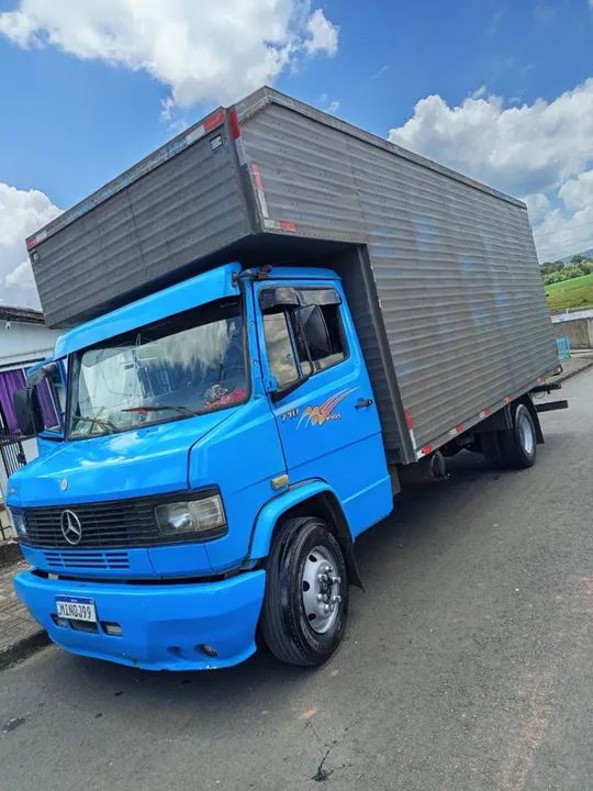 Mercedes bens 710 ano 2000 no bau filé calçada de pneus...