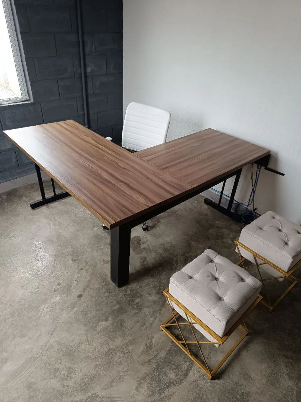 Mesa de escritório L em madeira com pés pretos