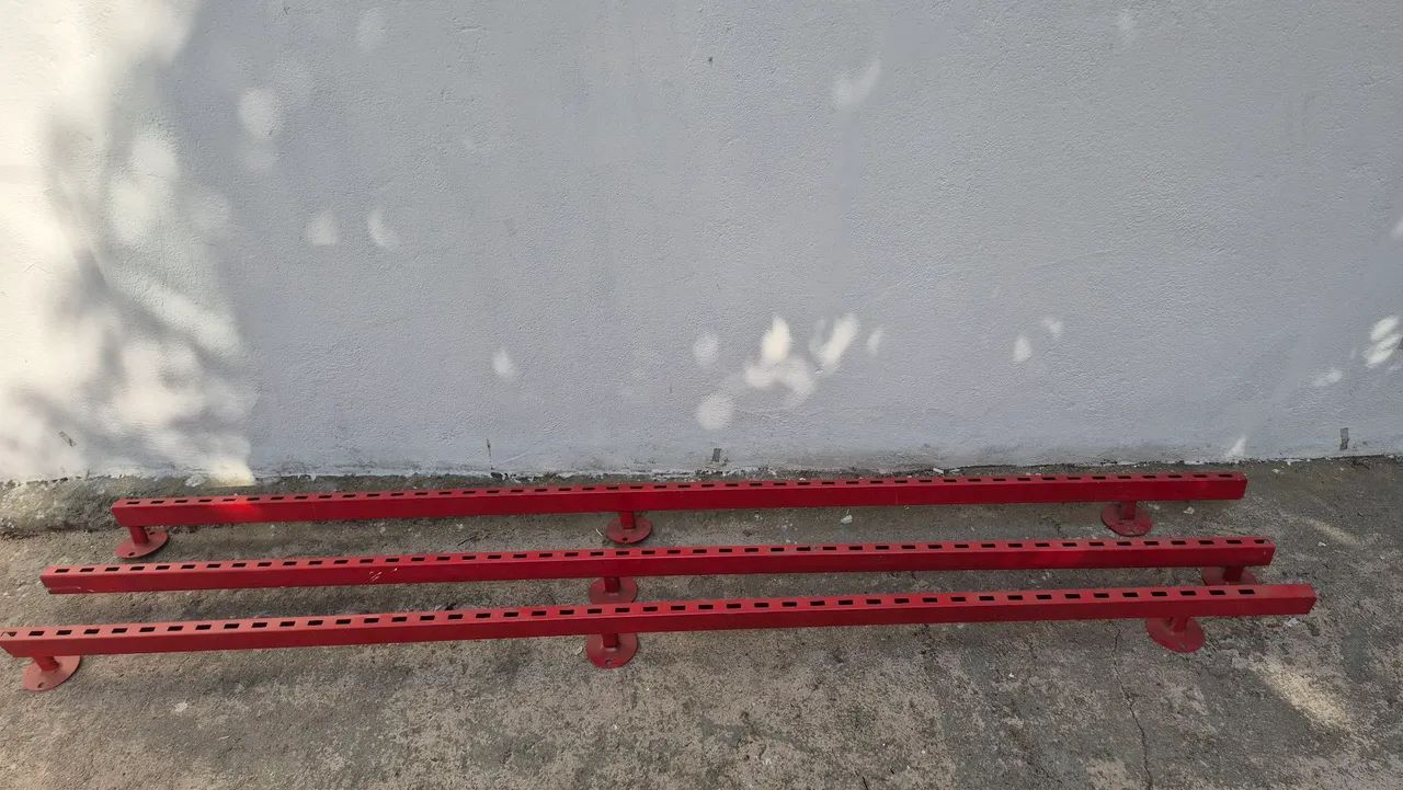 Arara de Parede Vermelha 