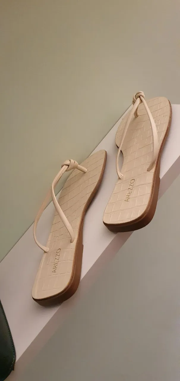 Sandália rasteirinha9 Arezzo Marfim - Elegância e Conforto