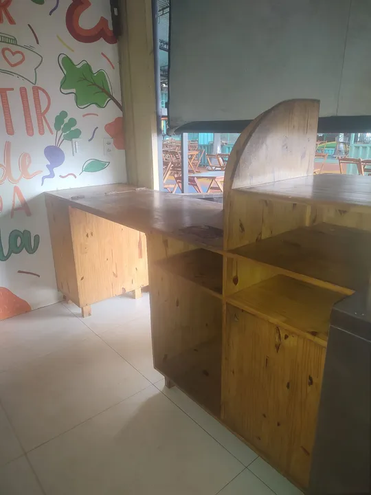 Rack de madeira rústico para loja