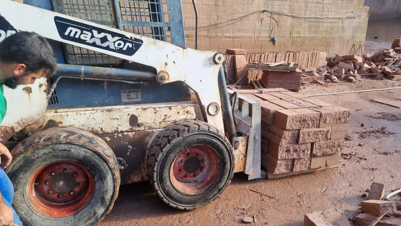 Mini Carregadeira Maxxor em Ótimo Estado
