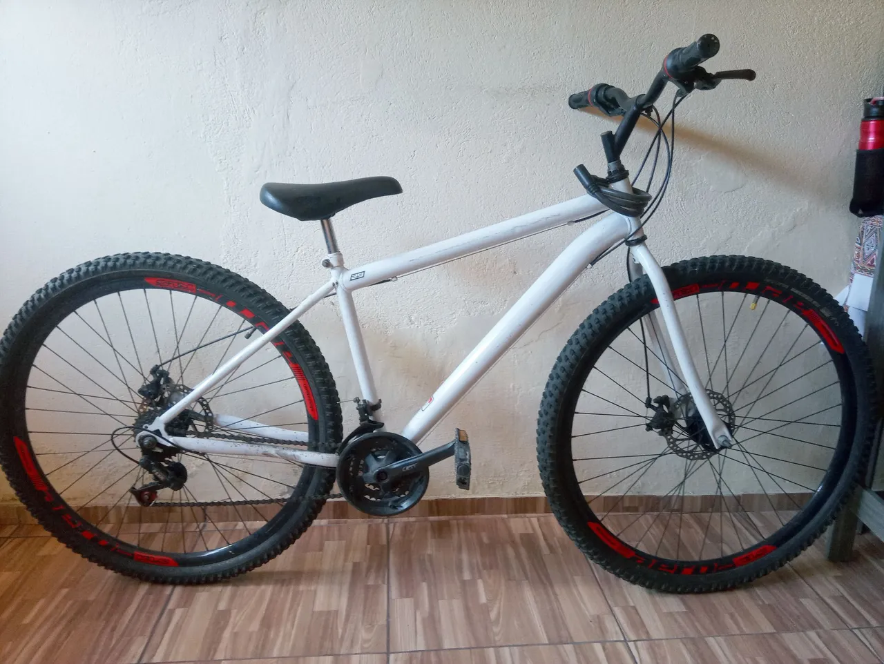 Bicicleta Aro 29, branca com detalhes em vermelho