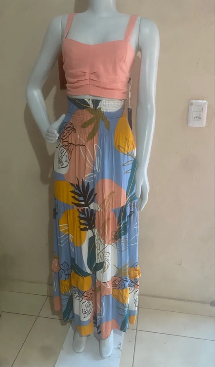 Conjunto saia longa colorida e cropped na cor salmão